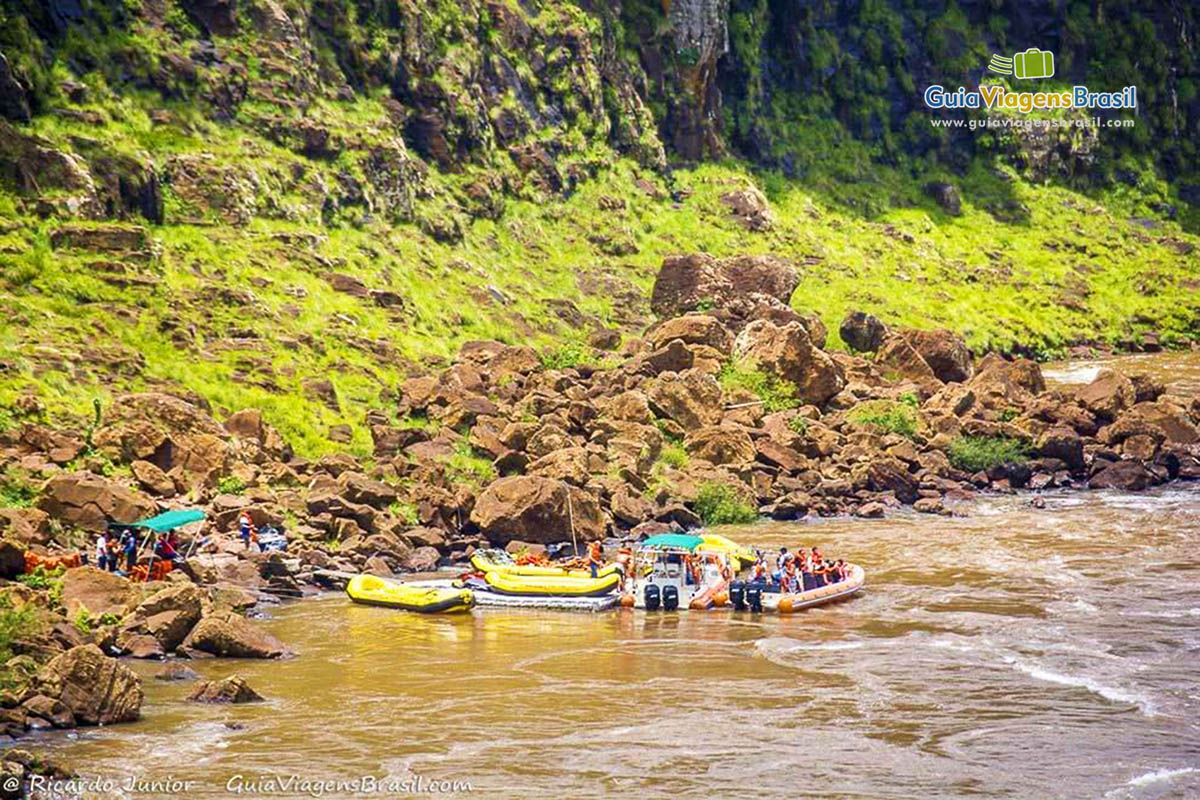 Imagem de botes que  saem com turistas pelas águas do Iguazu.