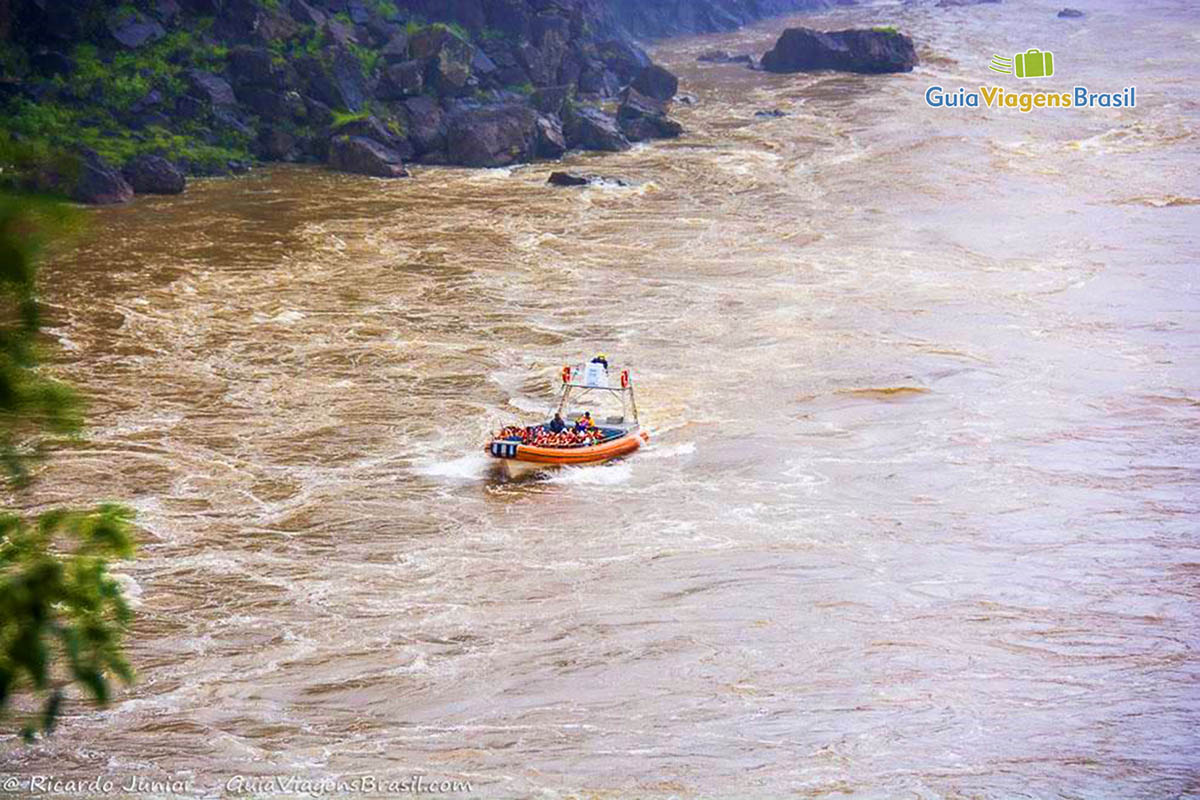 Imagem de bote indo em direção as quedas das cataratas.