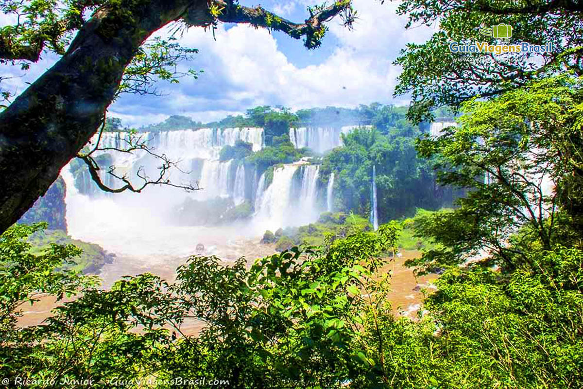 Imagem das quedas que de longe já encanta pela beleza.