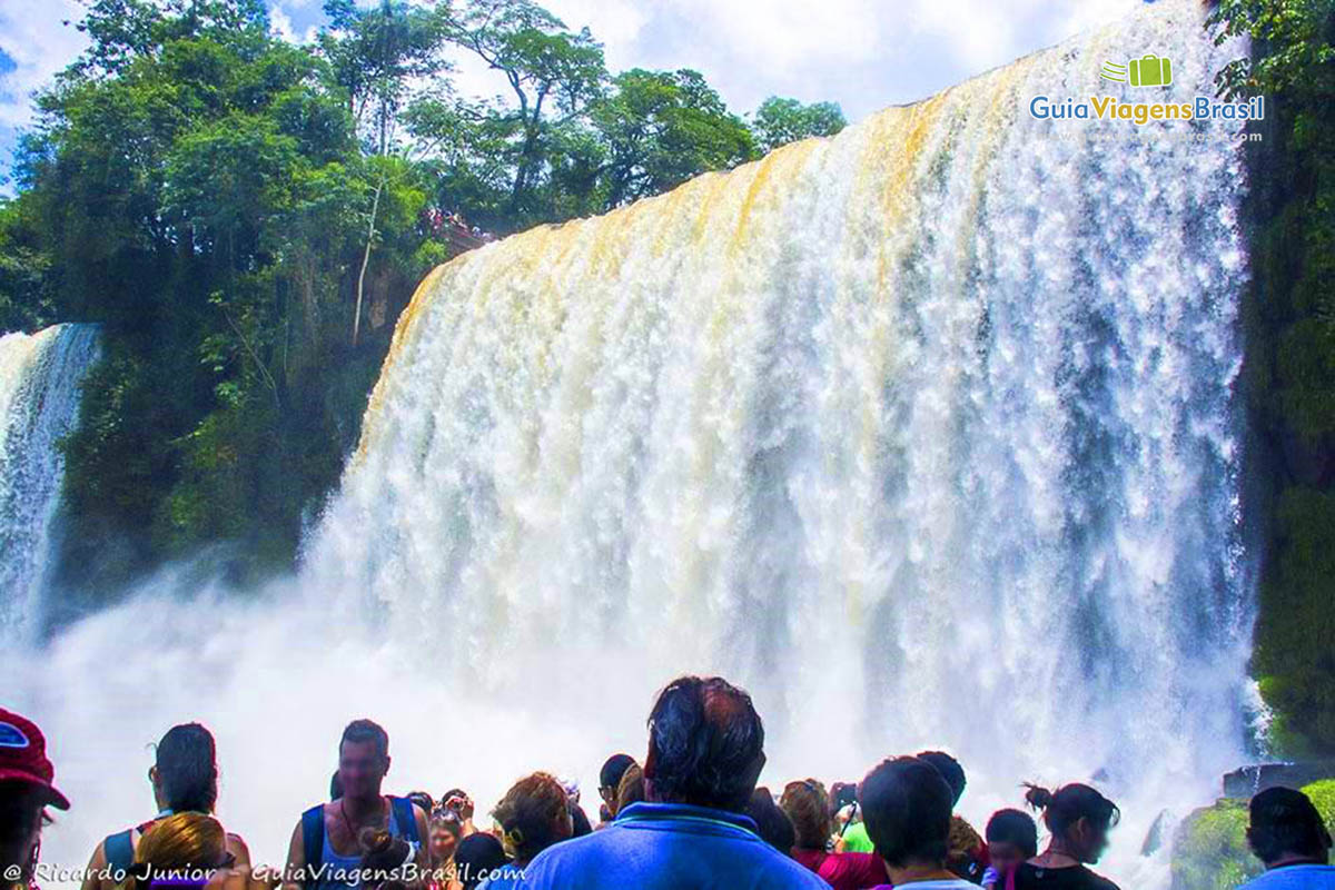 Imagem de turistas extasiados pela beleza.