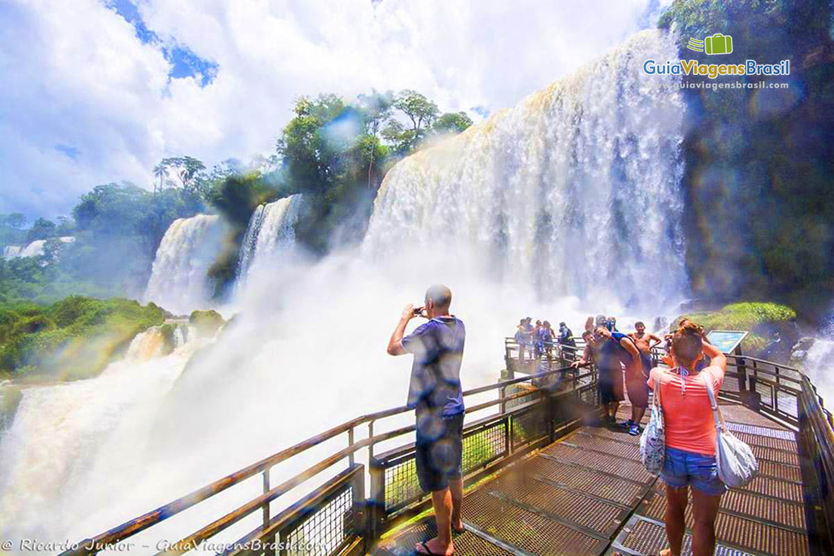 Imagem de turistas contemplando a beleza das águas. 