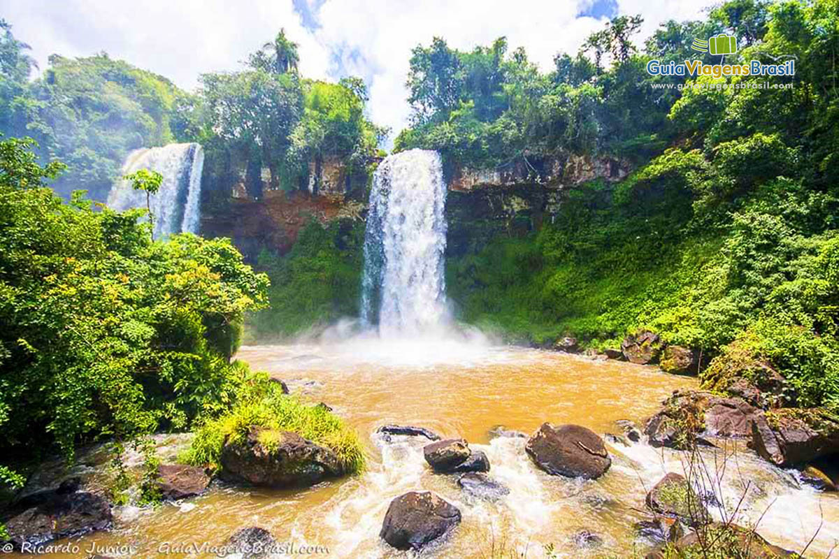 Imagem de duas pequenas cachoeiras.