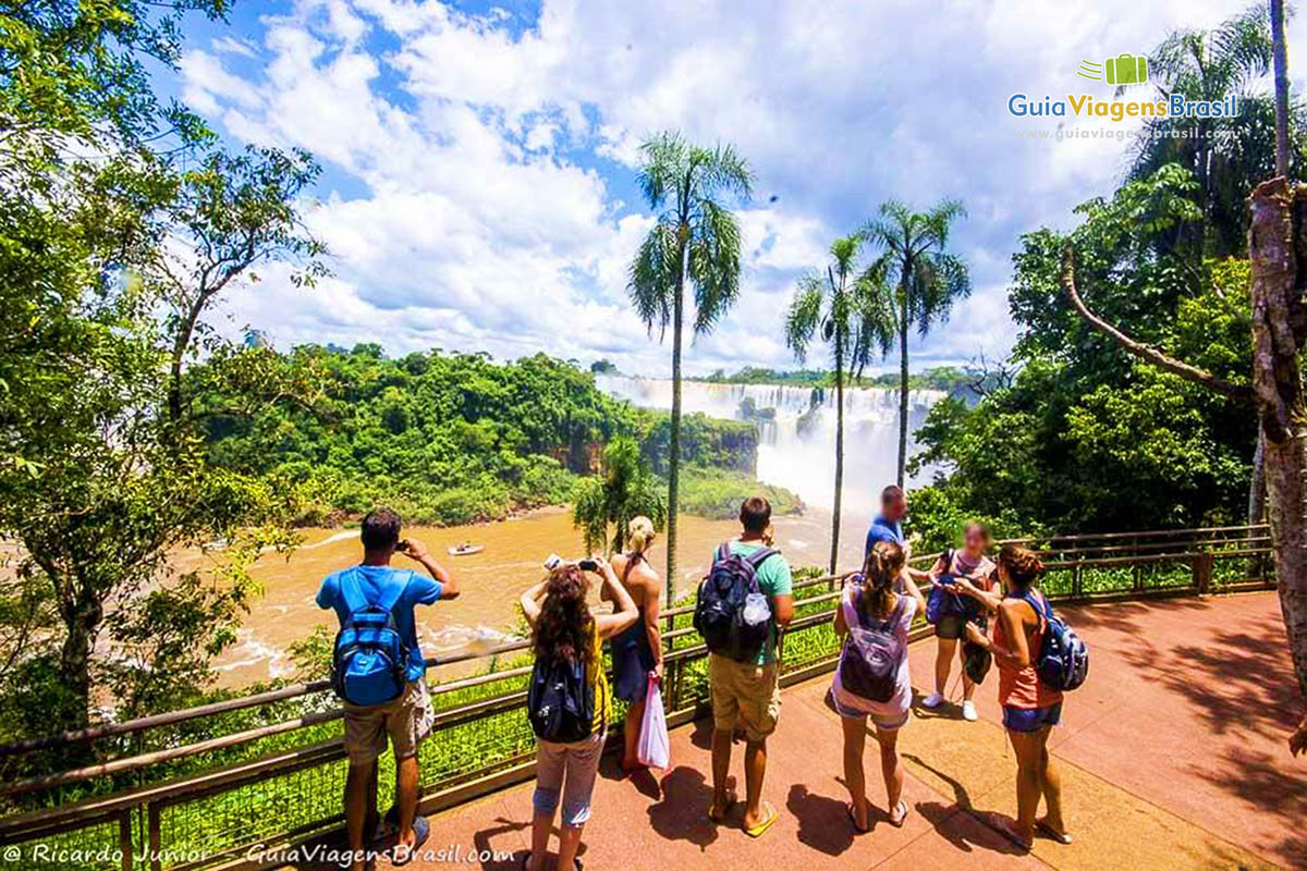 Imagem de turista no mirante aproveitando para fotografar.