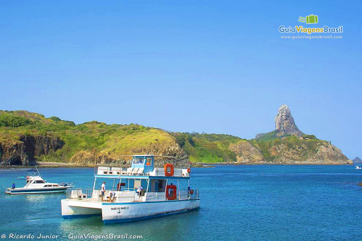 Imagem de barcos saindo para alto mar, em Fernando de Noronha, Pernambuco, Brasil.