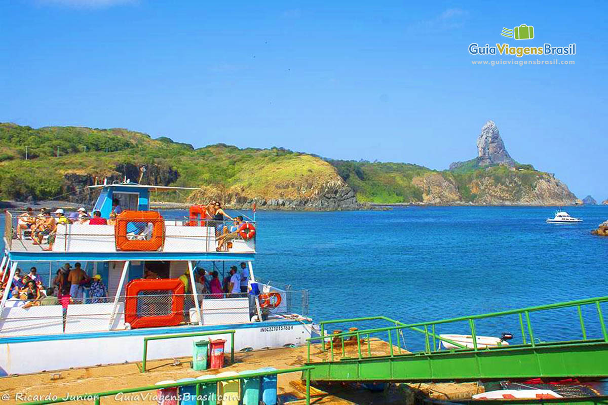 Imagem do barco ancorado aguardando turistas para sair para o passeio, em Fernando de Noronha, Pernambuco, Brasil.