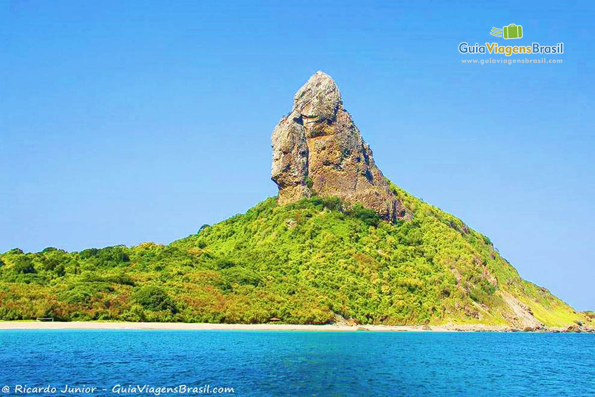 Imagem da natureza exuberante de Fernando de Noronha, Pernambuco, Brasil.