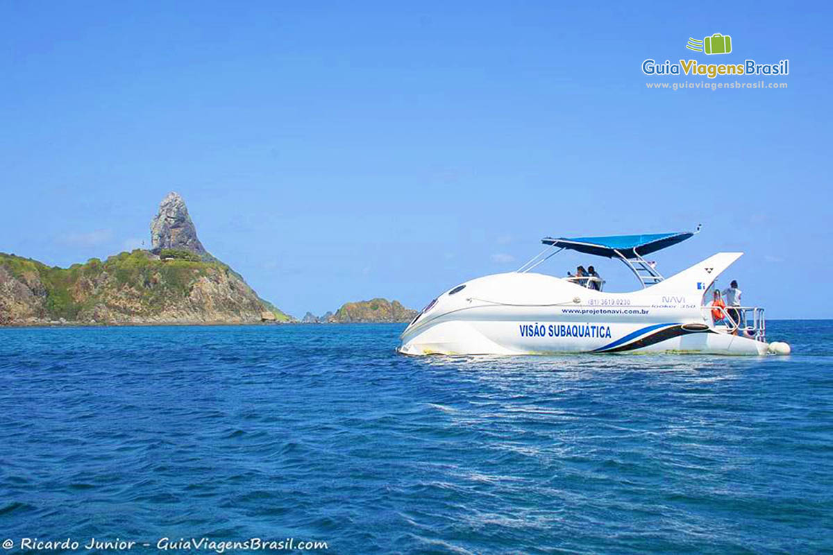 Imagem do barco com visão subaquática, ideal para passeios com idosos e crianças que não fazem mergulho, em Fernando de Noronha, Pernambuco, Brasil.