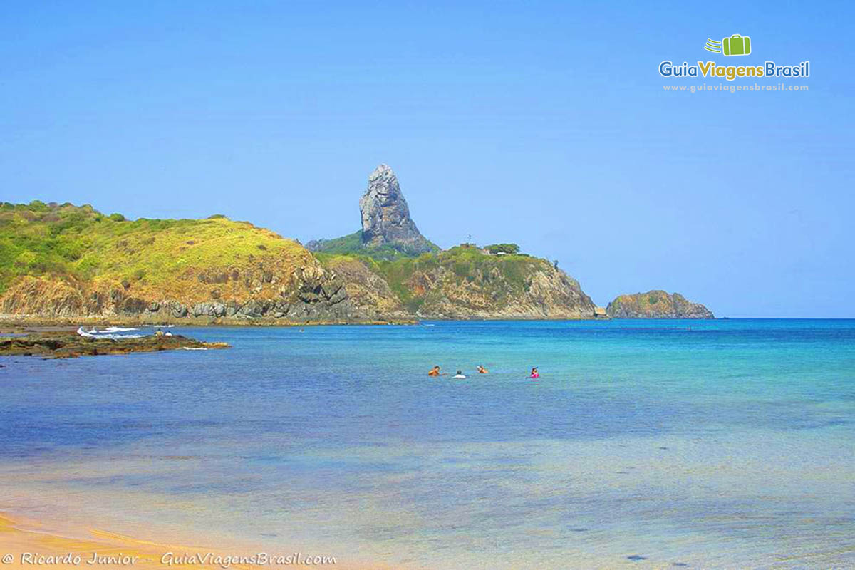 Imagem de turistas nas piscinas naturais de Fernando de Noronha, Pernambuco, Brasil.