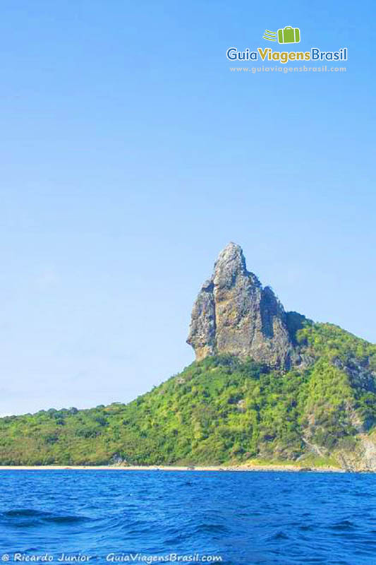 Imagem do Morro do Pico, vista do barco, em Fernando de Noronha, Pernambuco, Brasil.