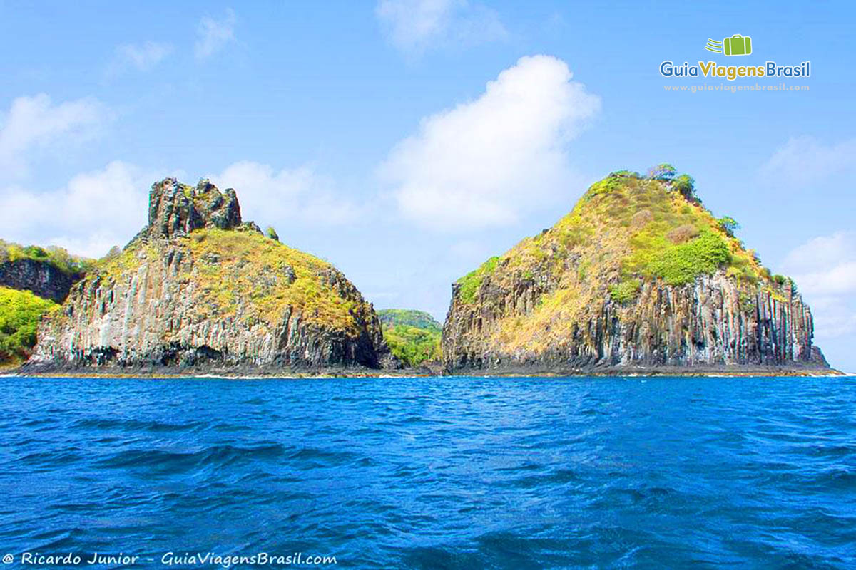 Imagem do Morro Dois Irmãos vista do mar, em Fernando de Noronha, Pernambuco, Brasil.