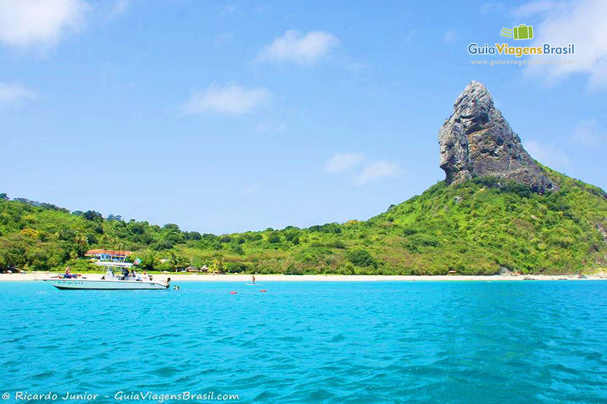 Imagem da praia e do Morro, vista do barco, em Fernando de Noronha, Pernambuco, Brasil.