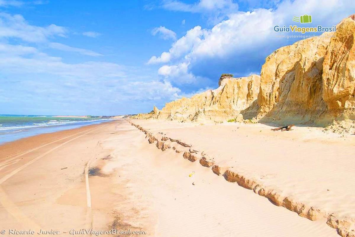 Imagem da areia branca das falesias da Praia Canoa Quebrada.