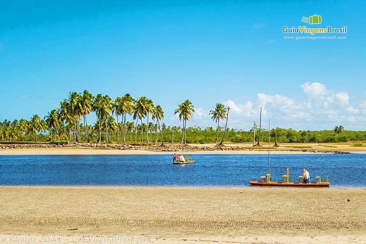 Imagem de jangada na piscina natural em Porto de Galinhas.