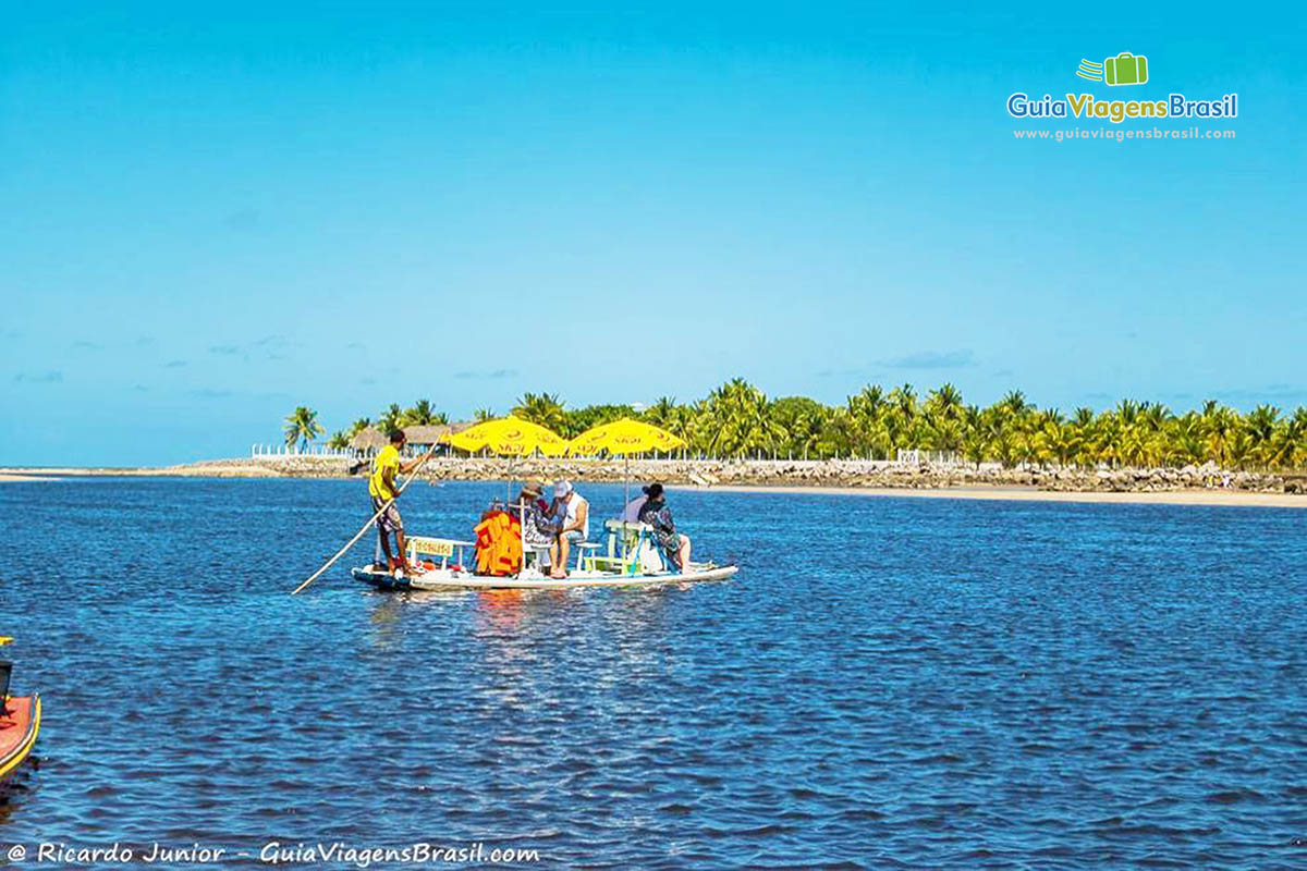 Imagem de turistas nas jangadas sobre as águas azuis encantadoras em Porto de Galinhas.