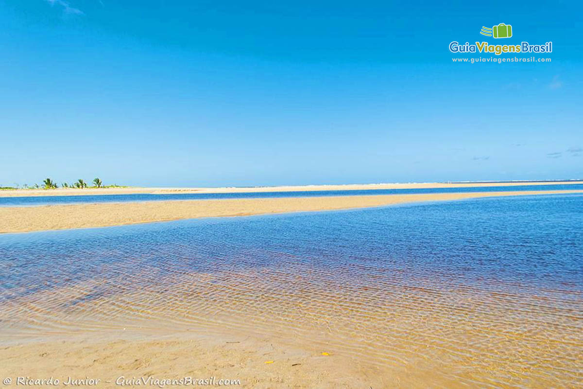 Imagem da piscina natural onde ficam os cavalos marinho, em Porto de Galinhas.