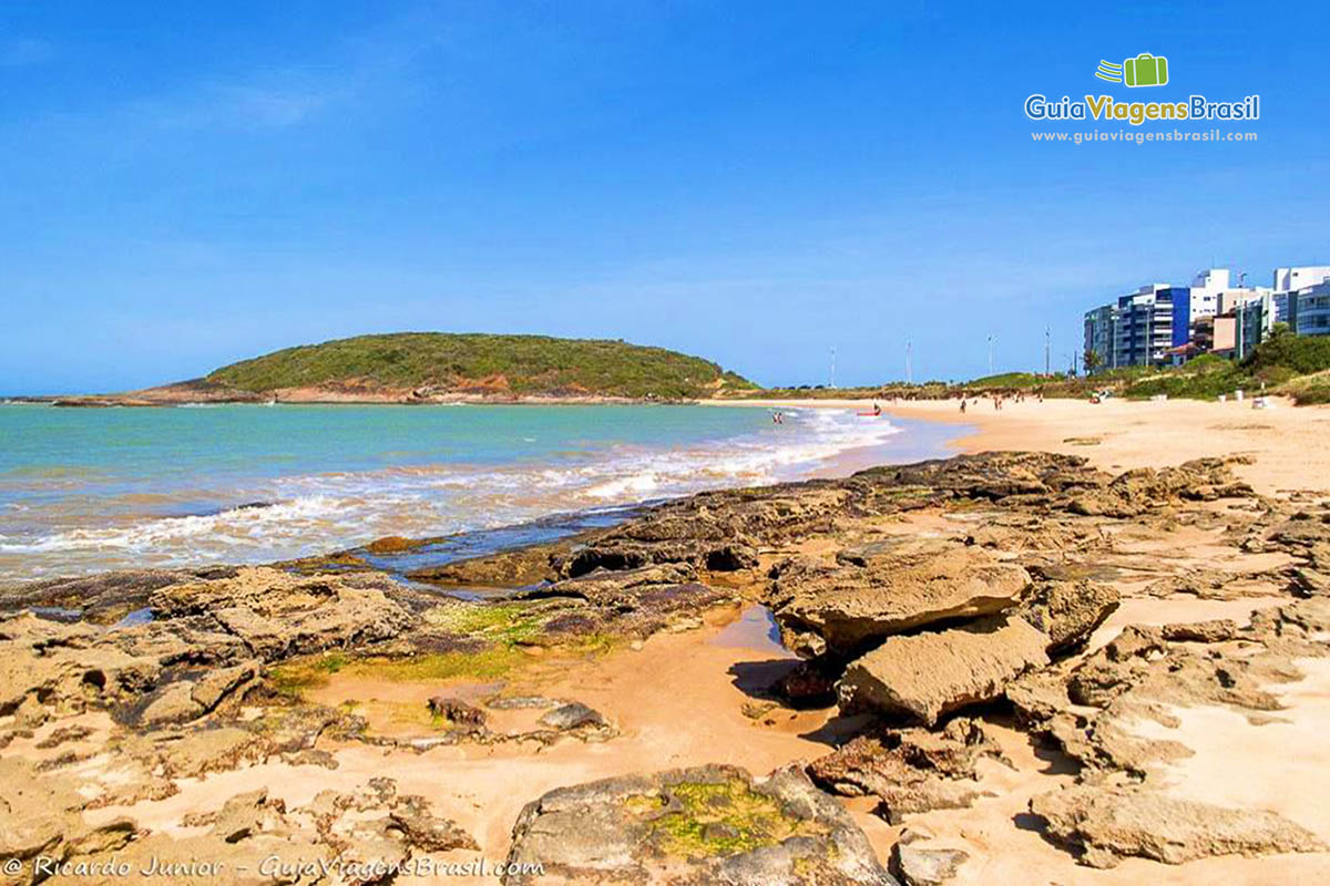 Imagem das pedras da belíssima praia.