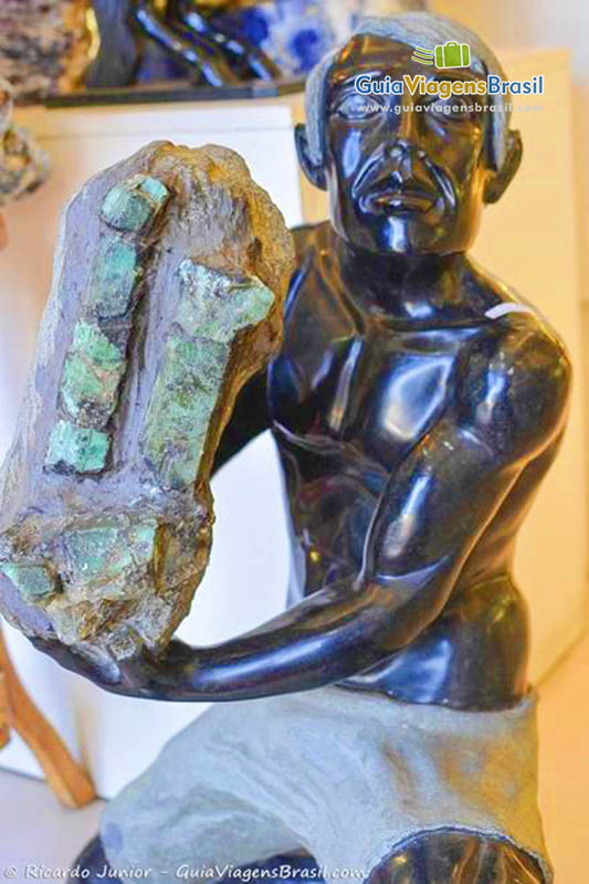 Imagem de uma escultura com pedras preciosas.