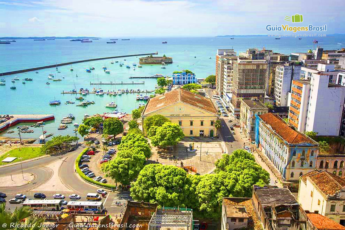 Imagem da vista do Elevador Lacerda com a vista para cidade baixa e baía de todos os Santos.