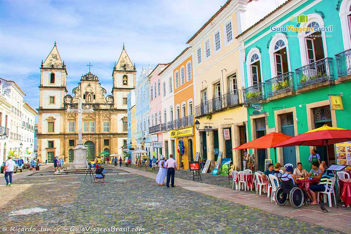 Imagem da ladeira do Pelourinho e ao fundo a Igreja de São Francisco. 