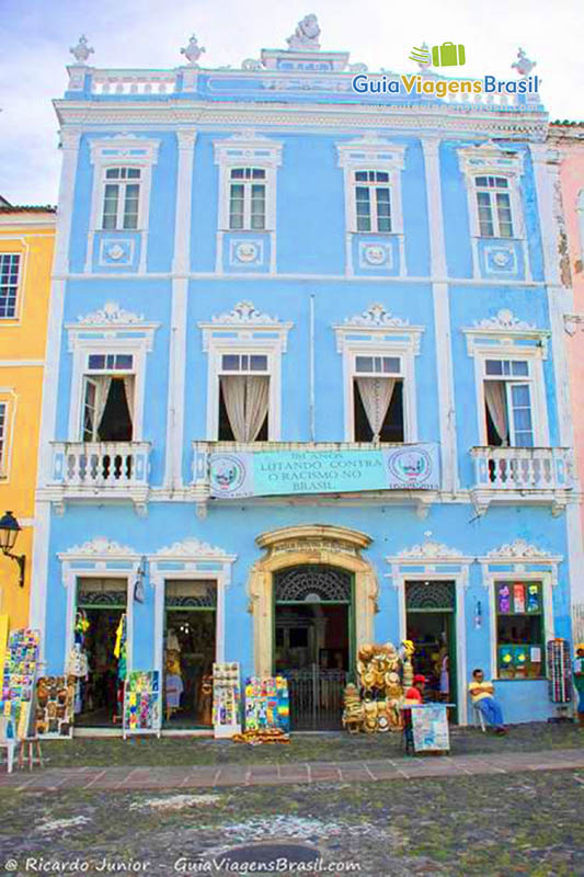 Imagem da fachada de uma loja no Pelourinho, Bahia.