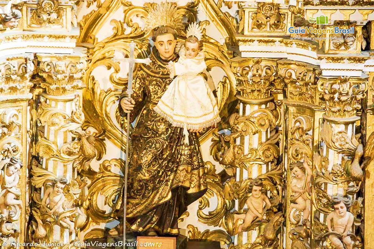 Imagem de santo no altar da igreja de São Francisco.