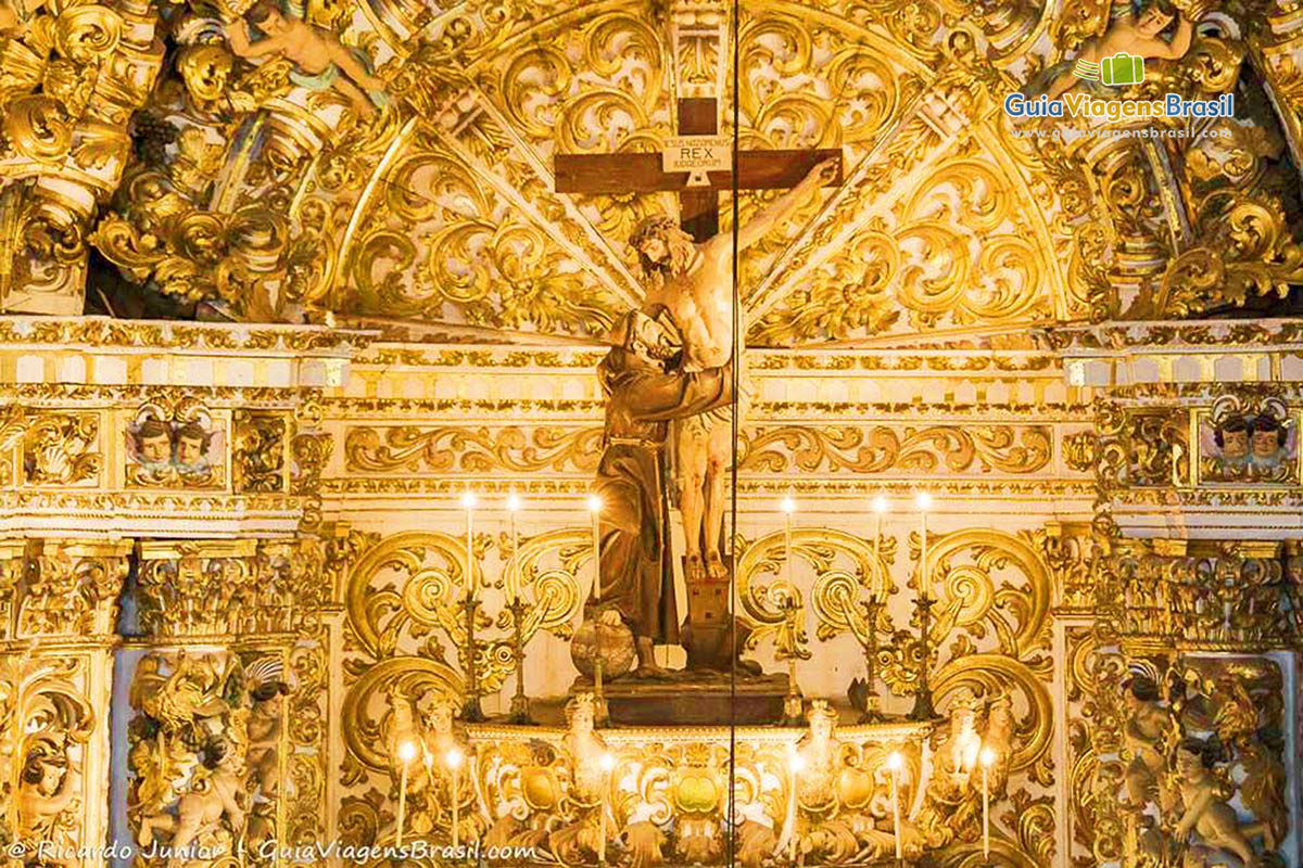 Imagem do crucifixo, no altar da Igreja, no Pelourinho.