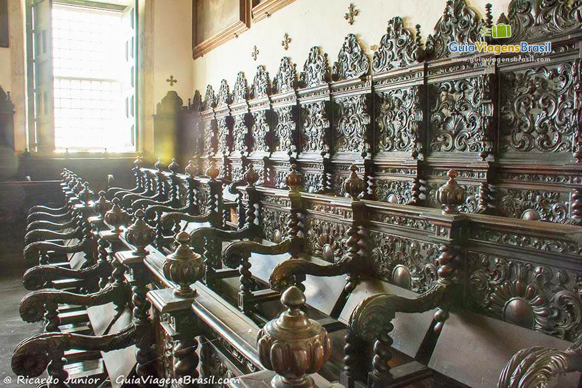 Imagem das cadeiras de madeira, na Igreja de São Francisco, em Salvador. 