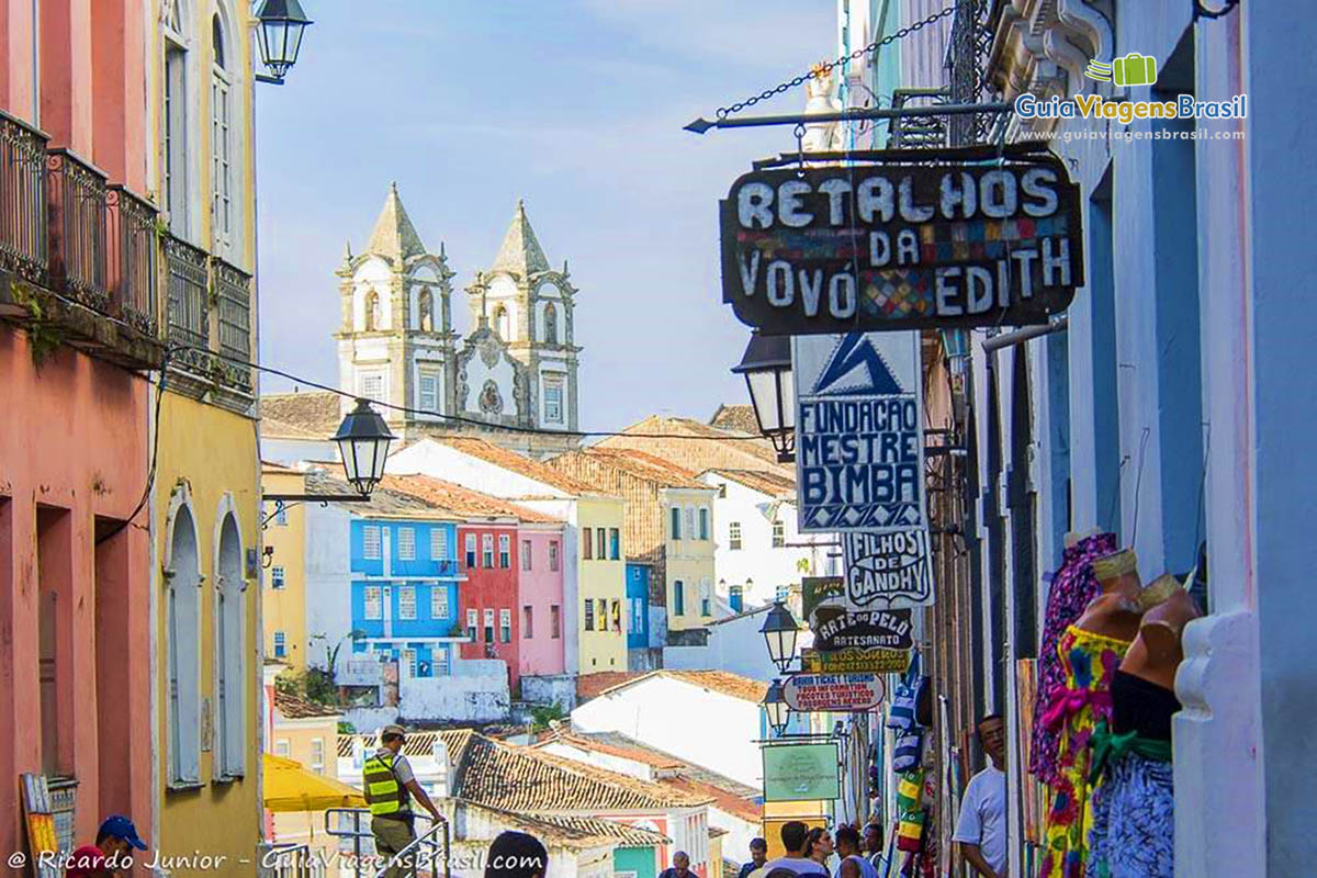 Imagem da arquitetura no Pelourinho e ao fundo a igreja.