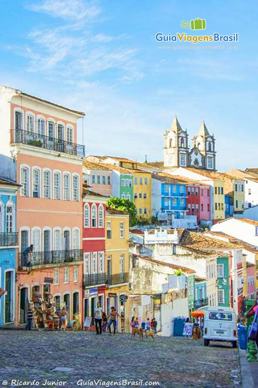 Imagem das ladeiras do pelourinho, em Salvador.