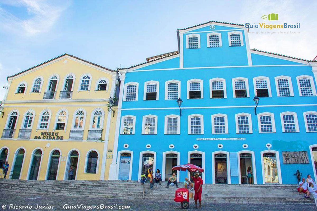 Imagem das escadaria e ao fundo museu da cidade e casa do Jorge Amado.