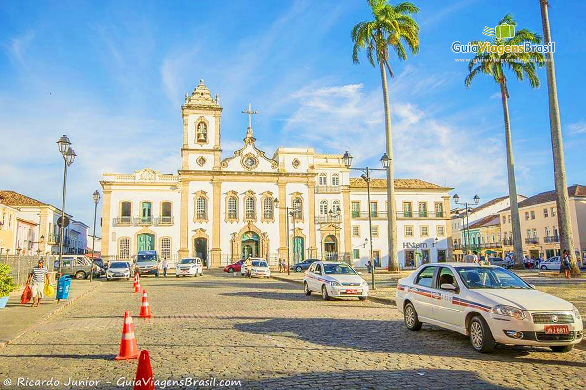 Imagem da fachada da Igreja na Praça Municipal, no Pelourinho, em Salvador.