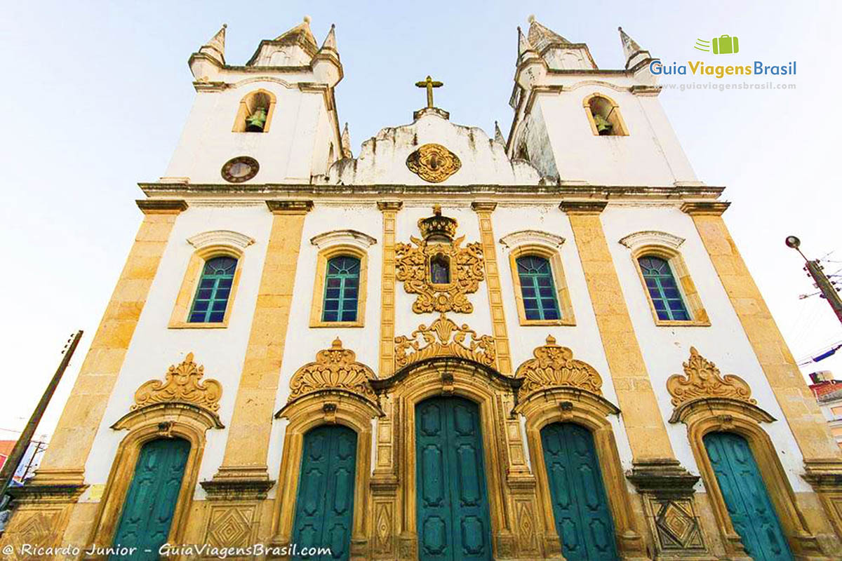 Imagem aproximada da Igreja de São Gonçalo Garcia, em Penedo, Alagoas, Brasil.