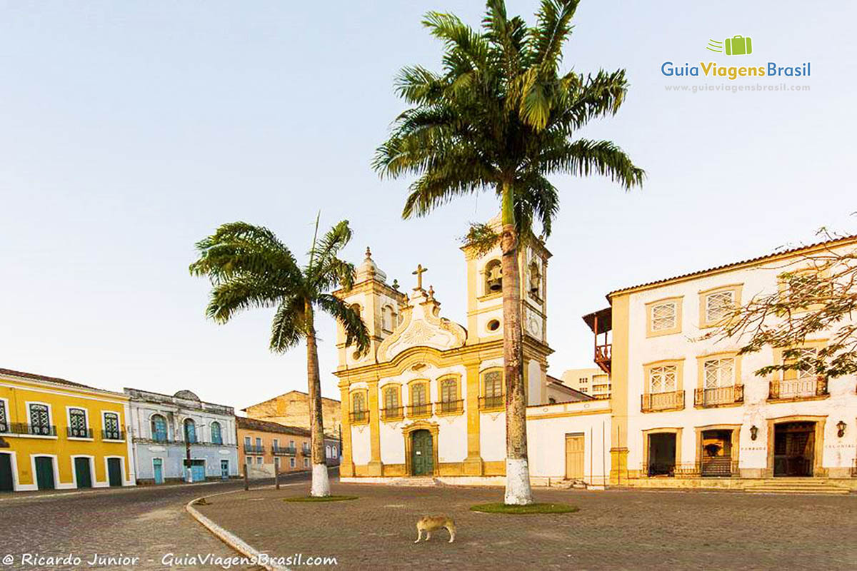 Imagem da praça com casarões ao fundo, em Penedo, Alagoas, Brasil.