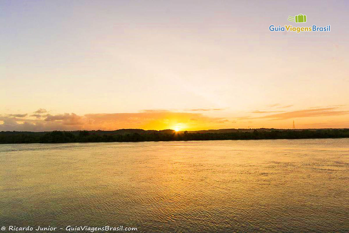Imagem do pôr do sol, nas margens do Rio São Francisco, em Penedo, Alagoas, Brasil.