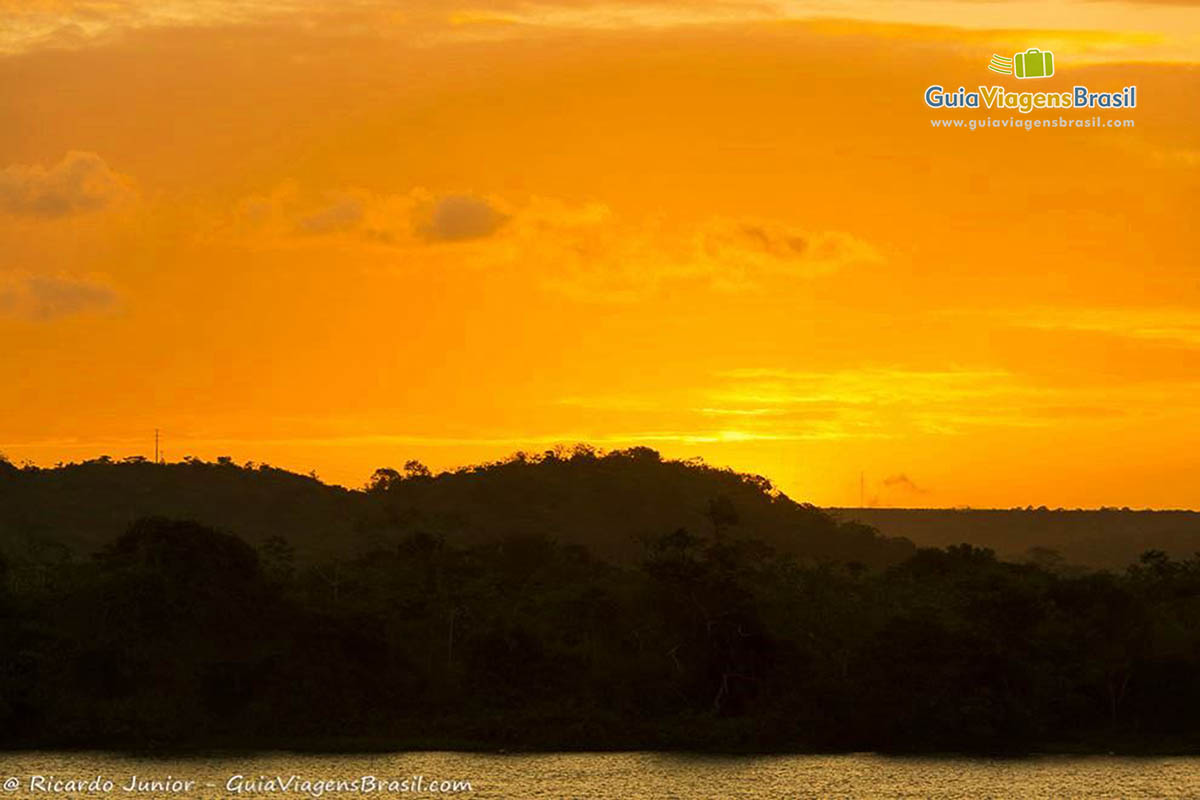 Imagem maravilhosa do pôr do sol nas margens do Rio São Francisco,em Penedo, Alagoas, Brasil.