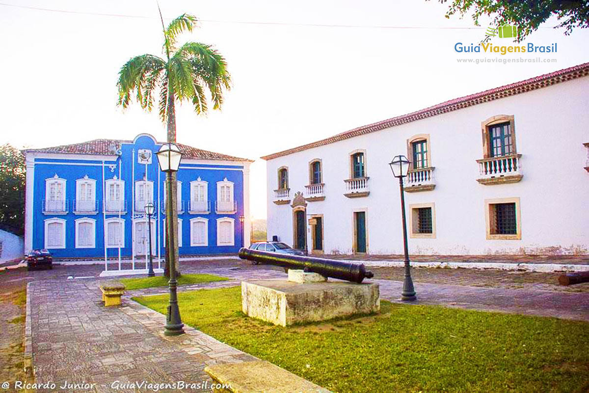 Imagem de uma praça com casarões ao fundo, tranquilidade de cidade pequena, em Penedo, Alagoas, Brasil.