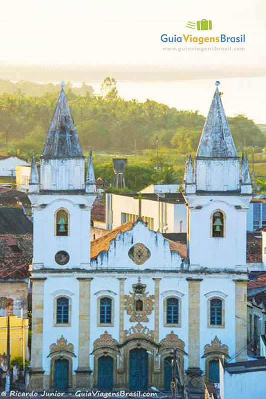 Imagem da faixada da Igreja de São Gonçalo Garcia, uma das belezas da cidade, em Penedo, Alagoas, Brasil.
