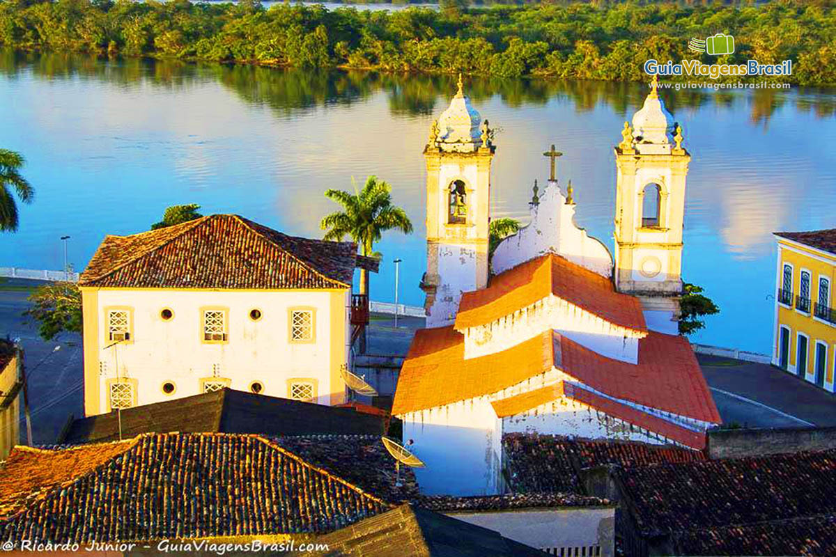 Imagem aérea do alto da igreja e ao fundo Rio São Francisco, religião à flor da pele, em Penedo, Alagoas, Brasil.