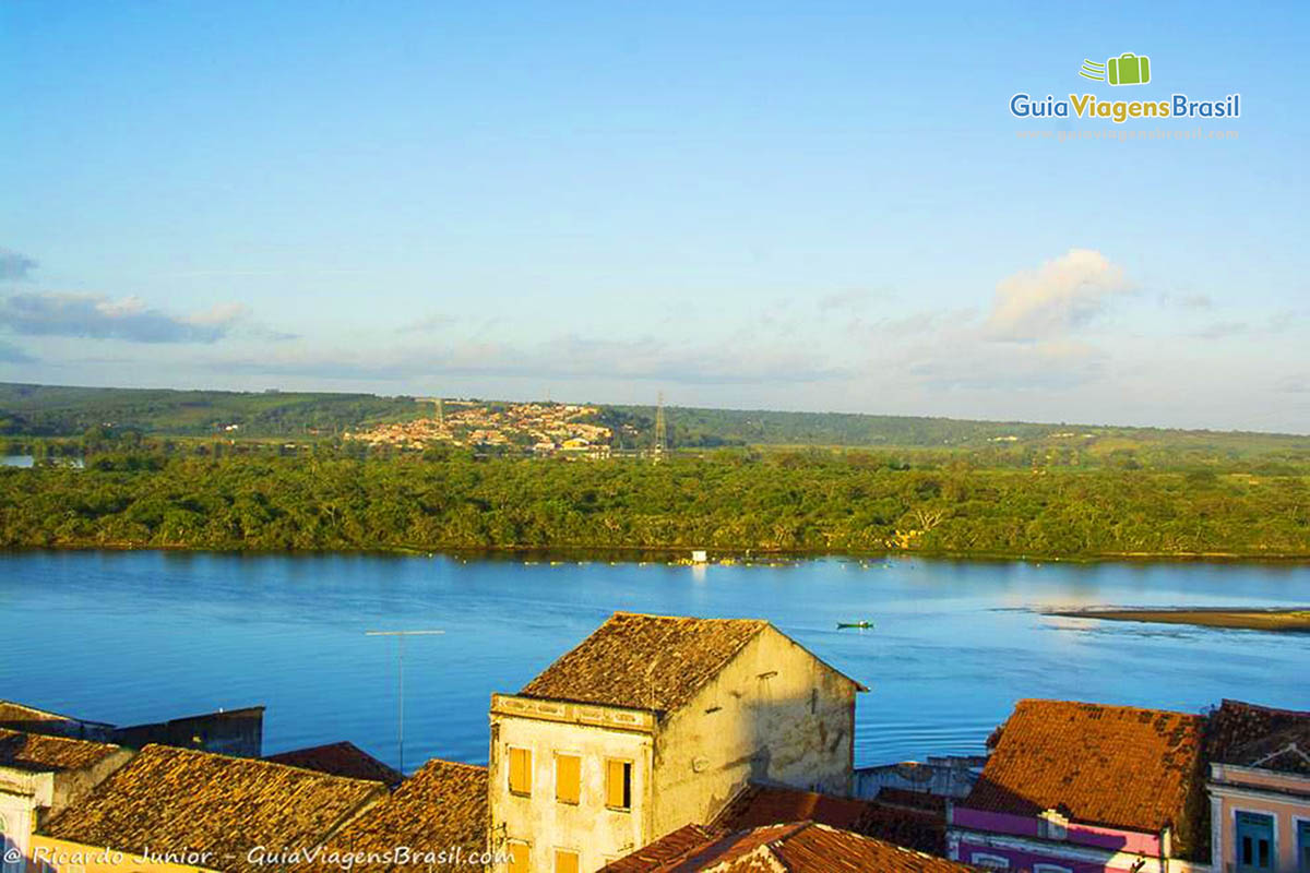 Imagem do casarão, Rio São Francisco e vegetação das margens do Rio, em Penedo, Alagoas, Brasil.