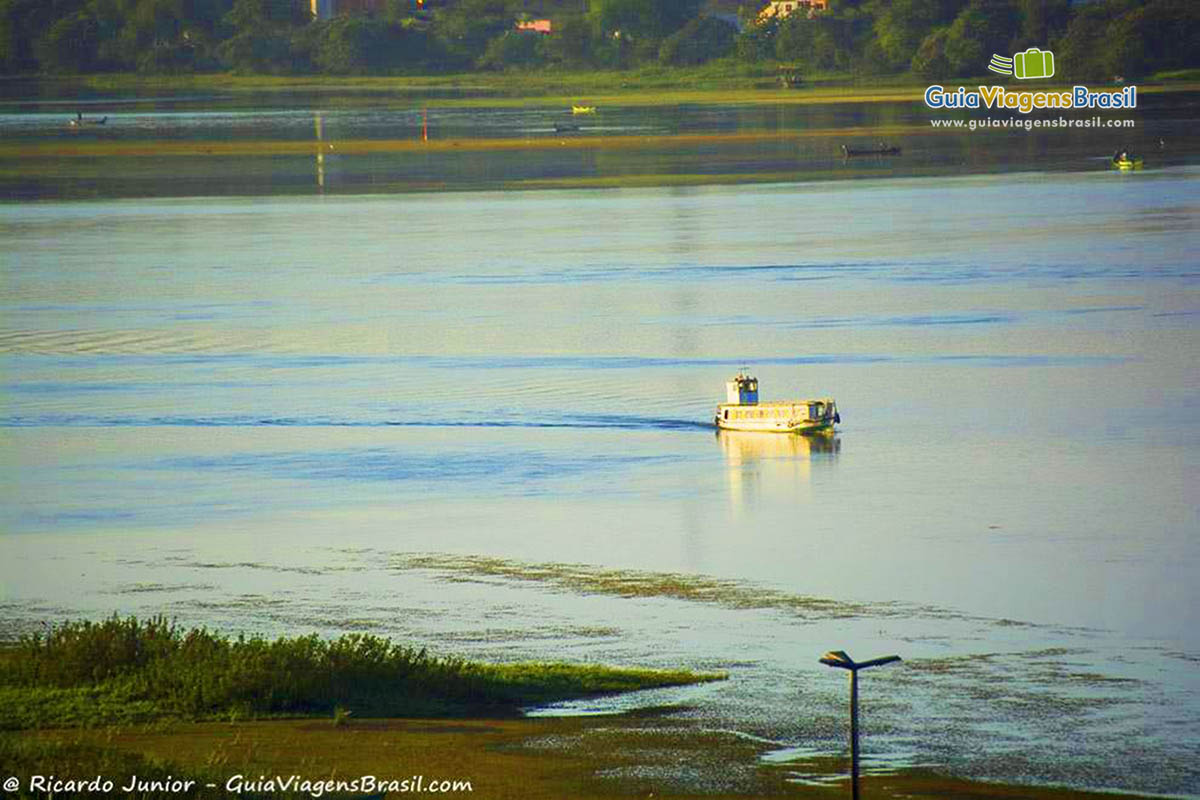 Imagem de barquinho nas águas do Rio São Francisco, em Penedo, Alagoas, Brasil.