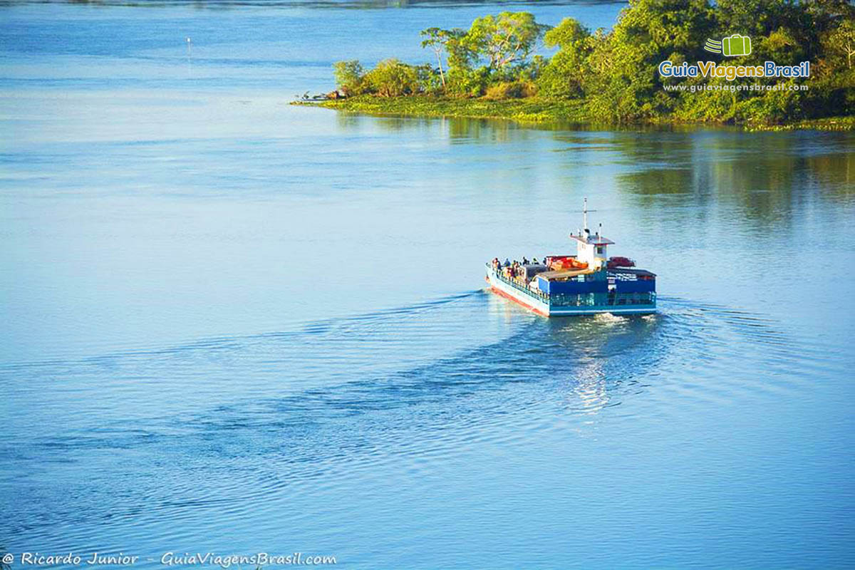 Imagem de barco navegando no belo Rio São Francisco, em Penedo, Alagoas, Brasil.