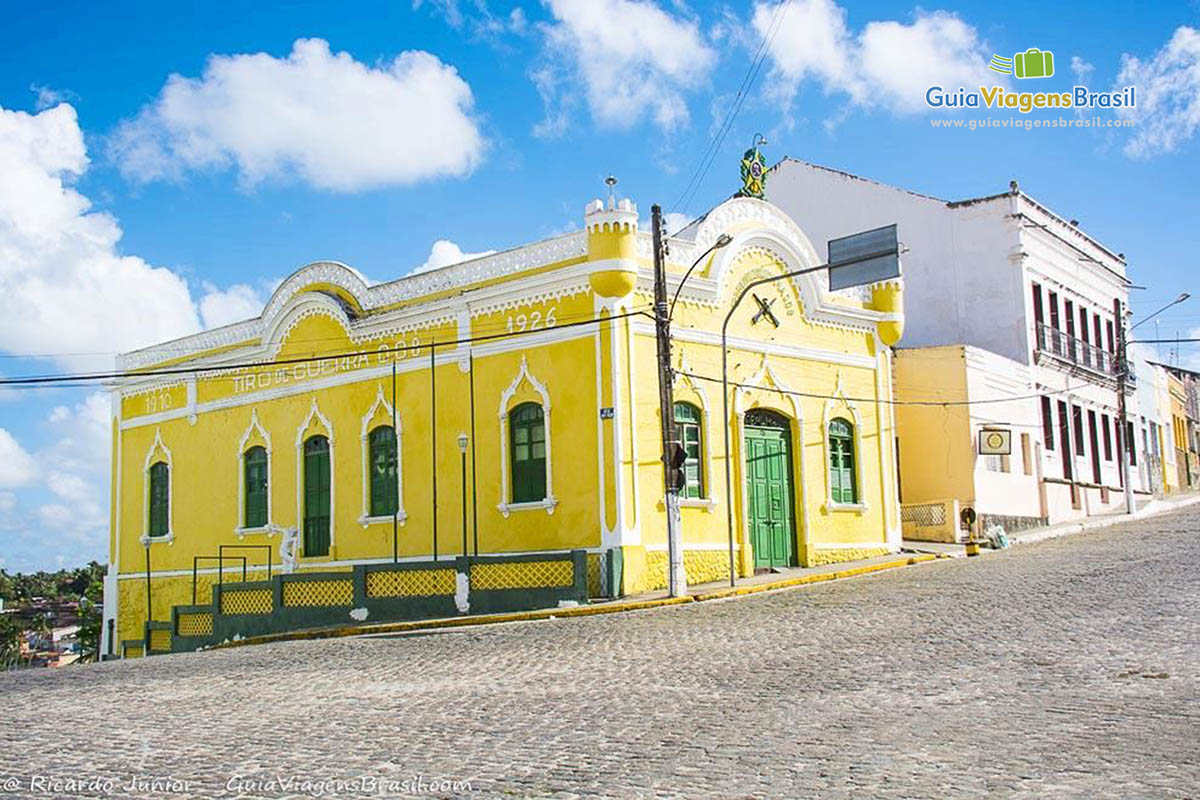 Imagem de construção histórica pintada de amarelo de verde, dando um charme, em Penedo, Alagoas, Brasil.