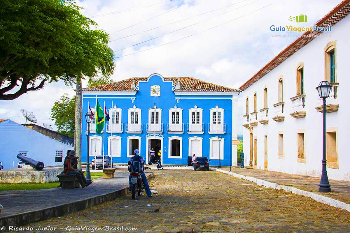 Imagem da praça Barão de Penedo e ao fundo a Igreja Matriz e casarão histórico, esta cidade conta história em sua arquitetura, em Penedo, Alagoas, Brasil.
