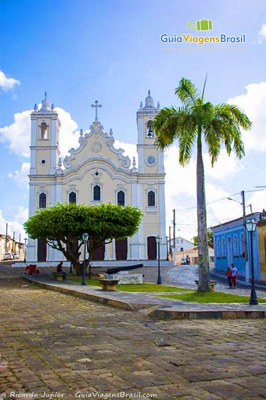Imagem da igreja com as árvores na frente, sossego total, em Penedo, Alagoas, Brasil.