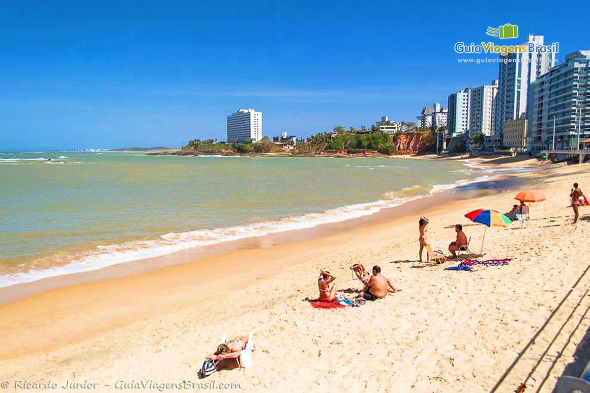 Imagem de pessoas na areia da Praia Preta.