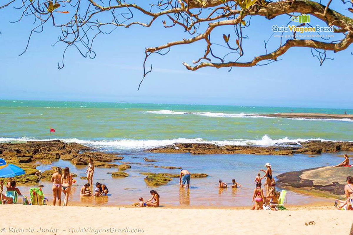Imagem da belíssima Praia Castenheiras, ideal para passeio com a família.
