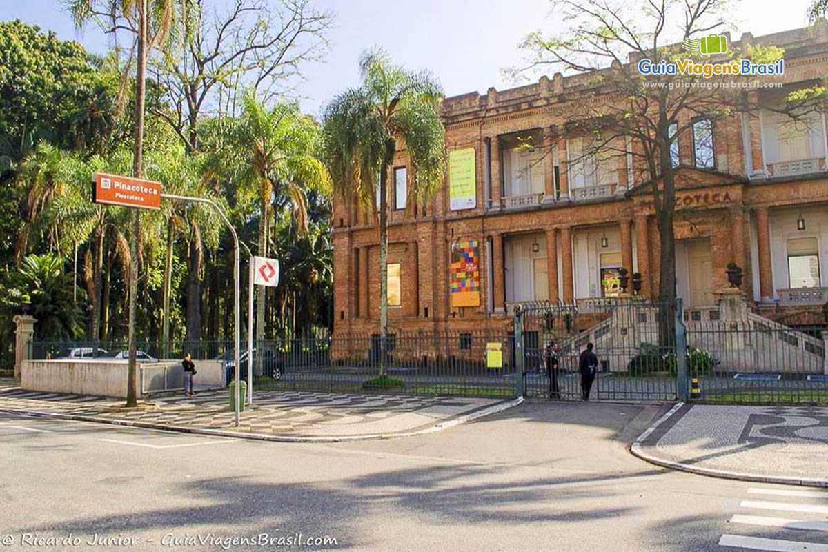 Imagem da faixada da Pinacoteca, que é um dos mais importantes Museu de Artes do Brasil.