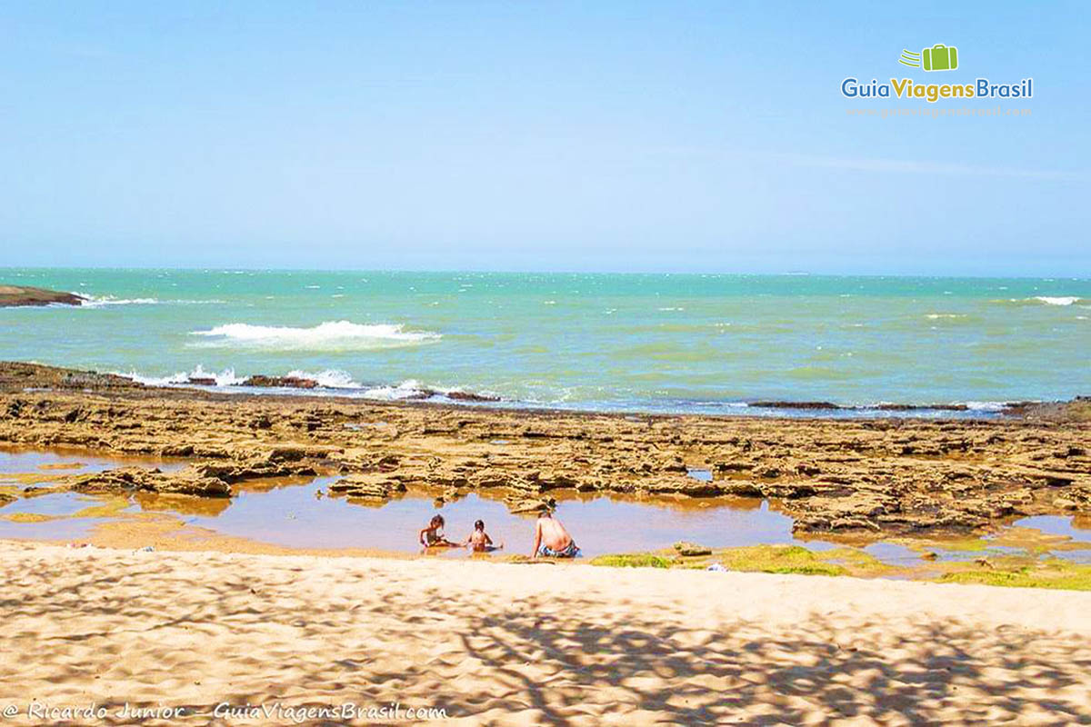 Imagem de pessoas na piscina natural da Praia Castanheiras.