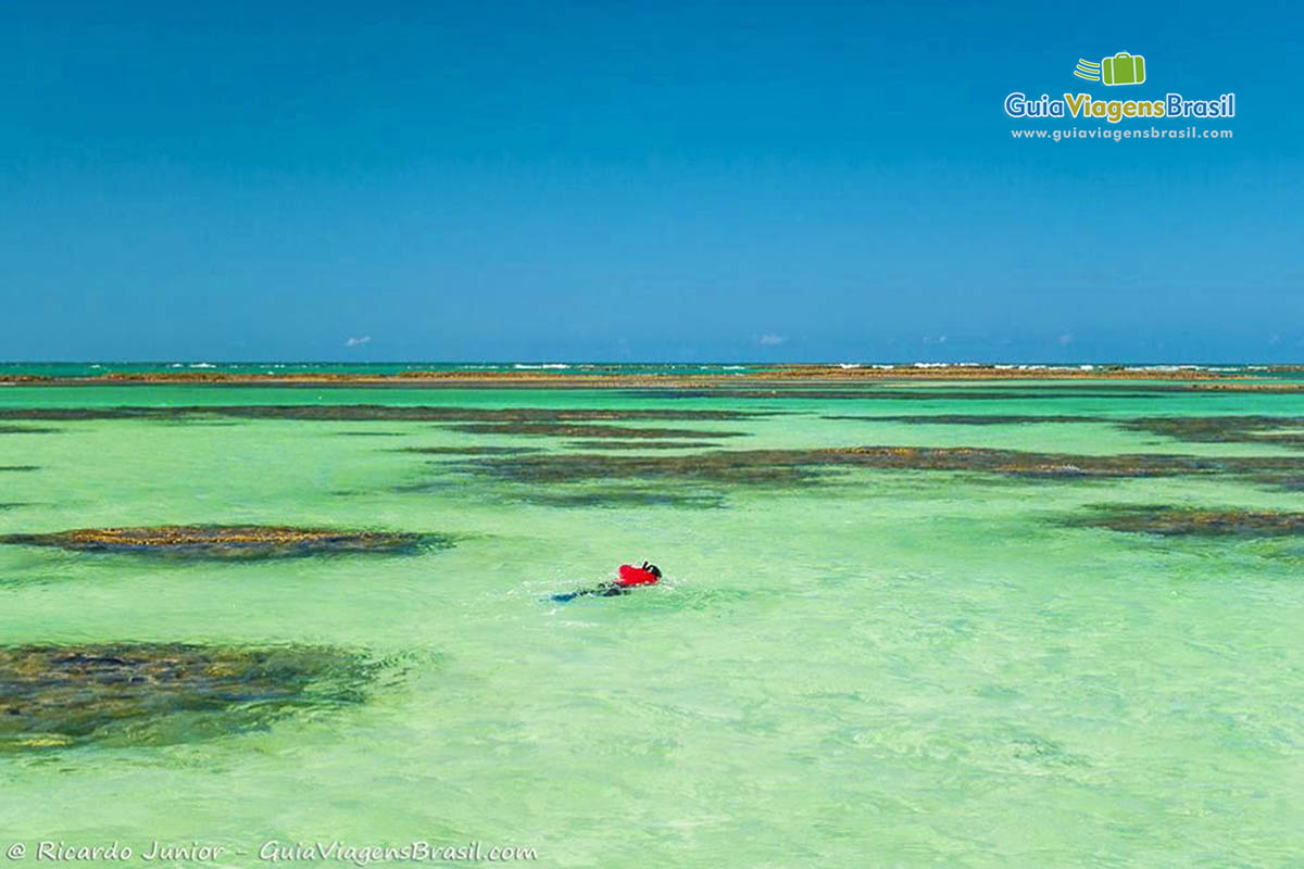 Imagem de uma criança mergulhando na piscina natural em Alagoas.