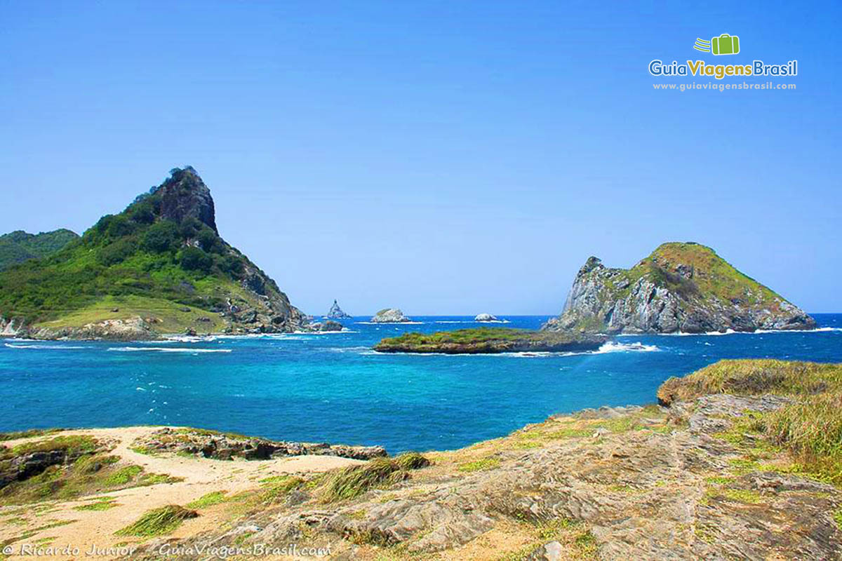 Imagem das rochas e das belas águas de Ponta das Caracas, em Fernando de Noronha, Pernambuco, Brasil.